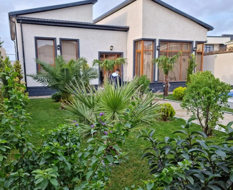 Bakıda günlük Hovuzlu Bağ evi