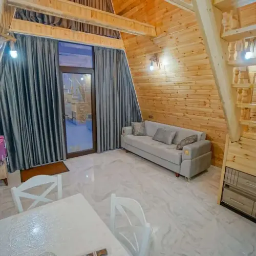 Qusar, Şahdağ yolu üzərində isti hovuzlu A-Frame bağ evi
