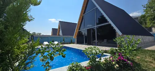 Qəbələ isti hovuzlu 3 yan-yana A-frame